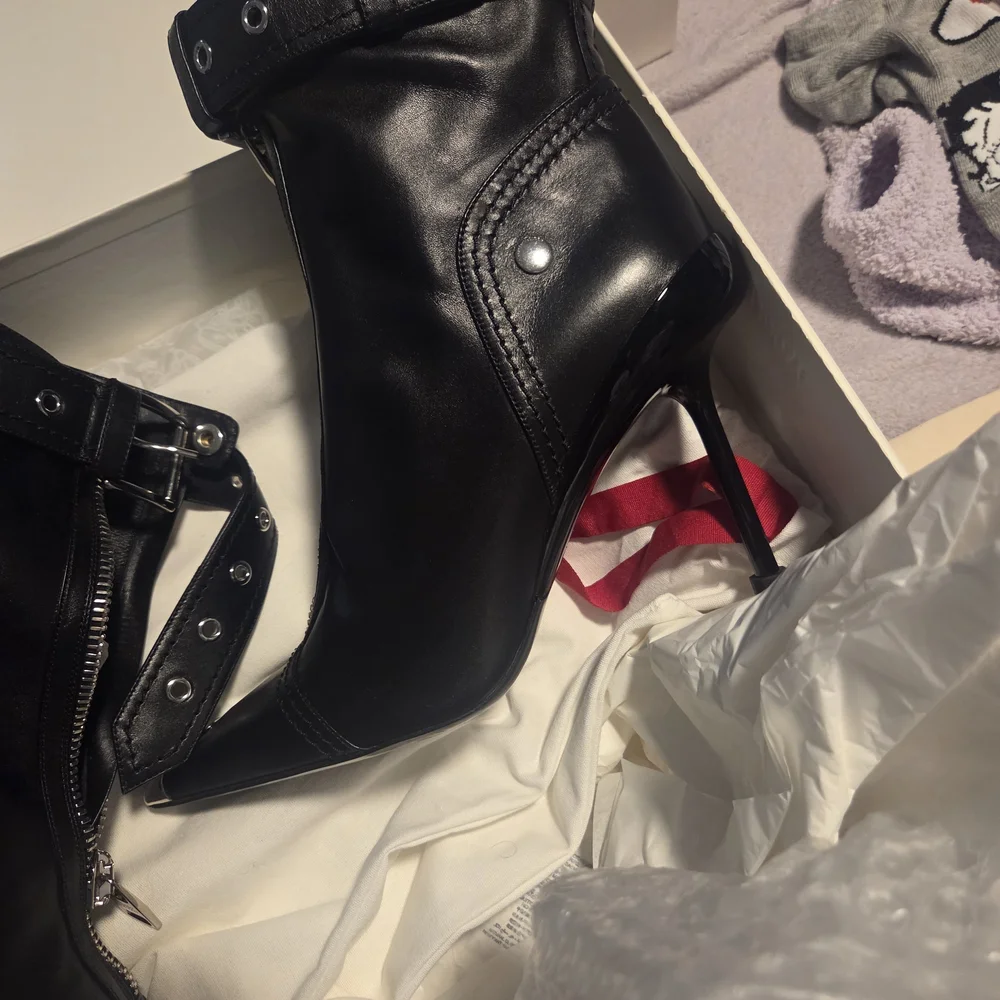 Alexander McQueen Black Leather Ankle Boots with Silver Accents - Picture 5 of 9